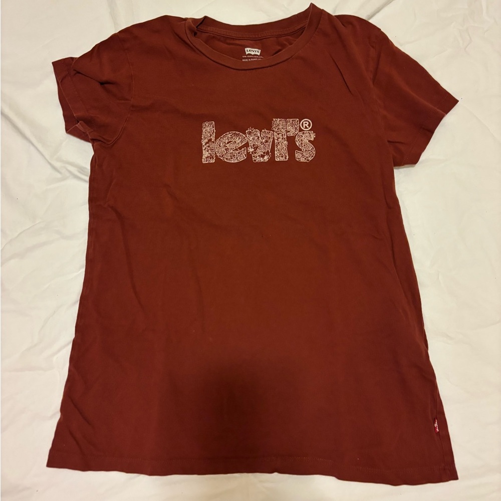 levi’s red shirt